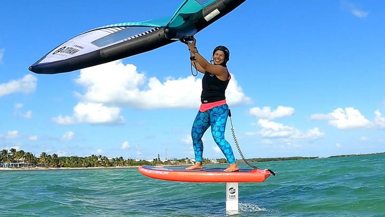 How to cross over from stand-up paddling to wingfoiling? Feedback from Lizi Ruiz